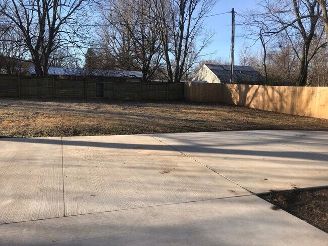 Building Photo - Stunning South Fayetteville Dwelling