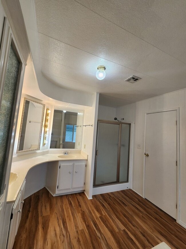 Building Photo - Adorable Retro Chic Home