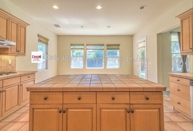 Building Photo - 4 br, 3.5 bath House - 390 Lanfranco Circle