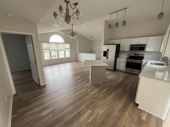 Building Photo - Spacious 4-Bedroom, 3-Bathroom House in Ca...