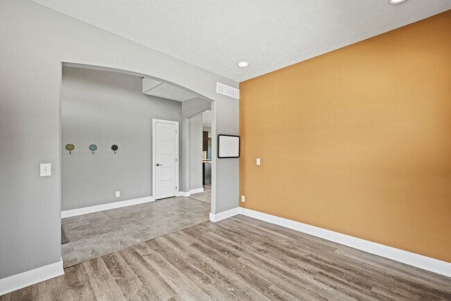 Building Photo - AVAILABLE NOW!