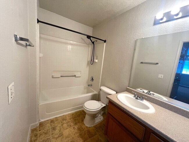 Building Photo - SPACIOUS 2BED/2BATH CONDO * SECOND FLOOR UNIT*