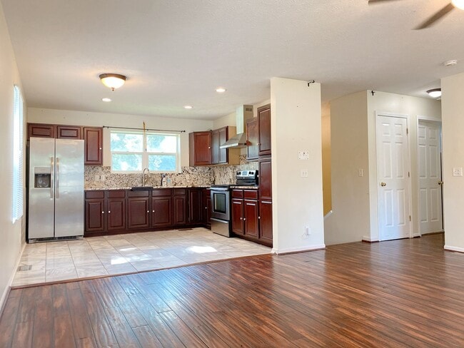 Building Photo - Stunning 5 bedroom, 2 bathroom house!