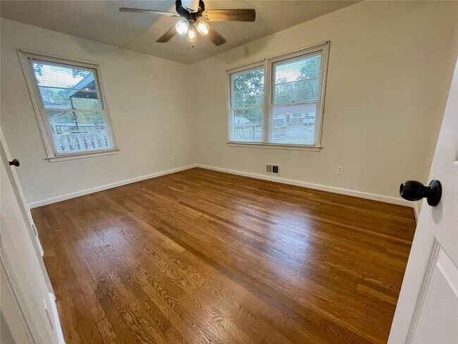 Building Photo - 6328 Oakview Ln