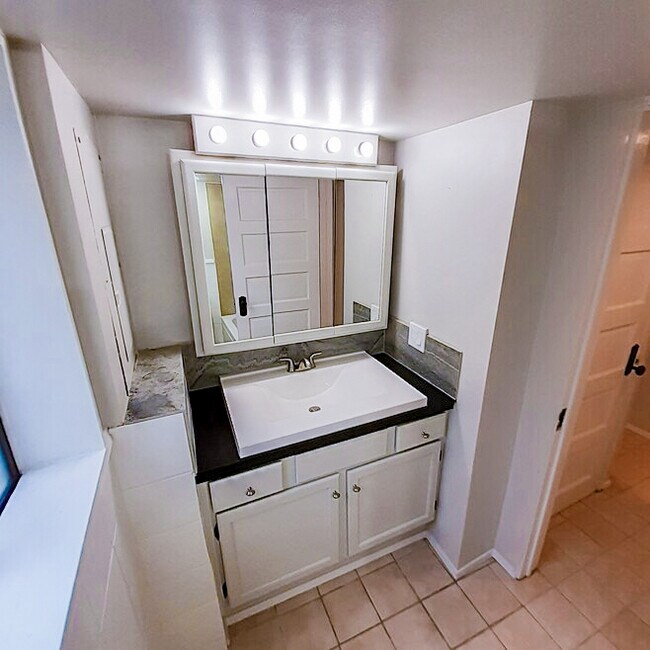Full bathroom with tub - 815 N 41st St
