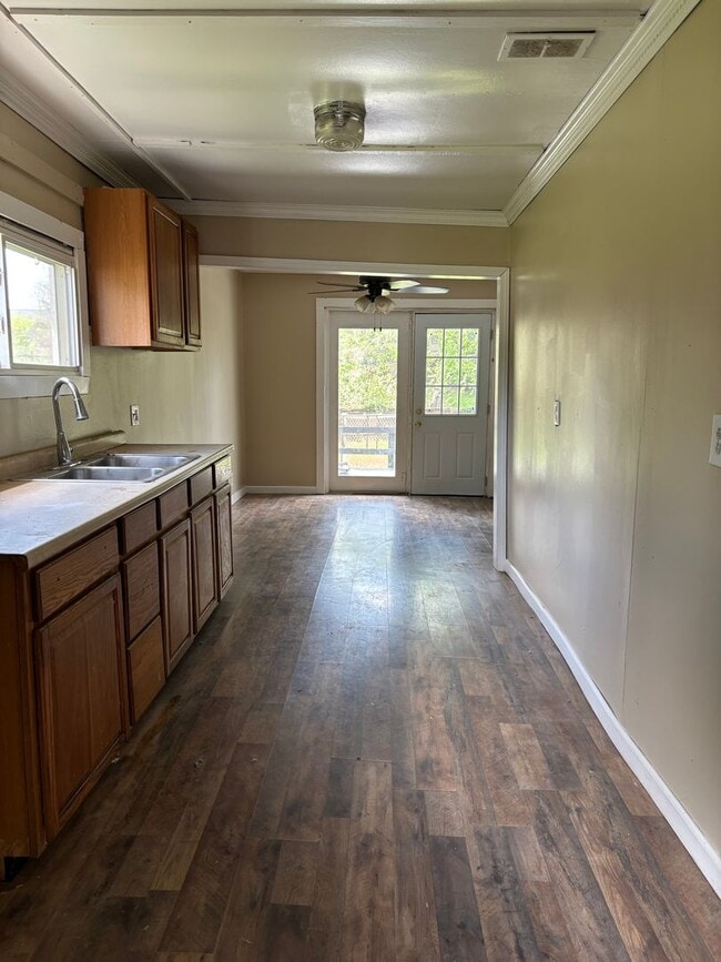 Building Photo - 3 Bedroom Ranch by the River