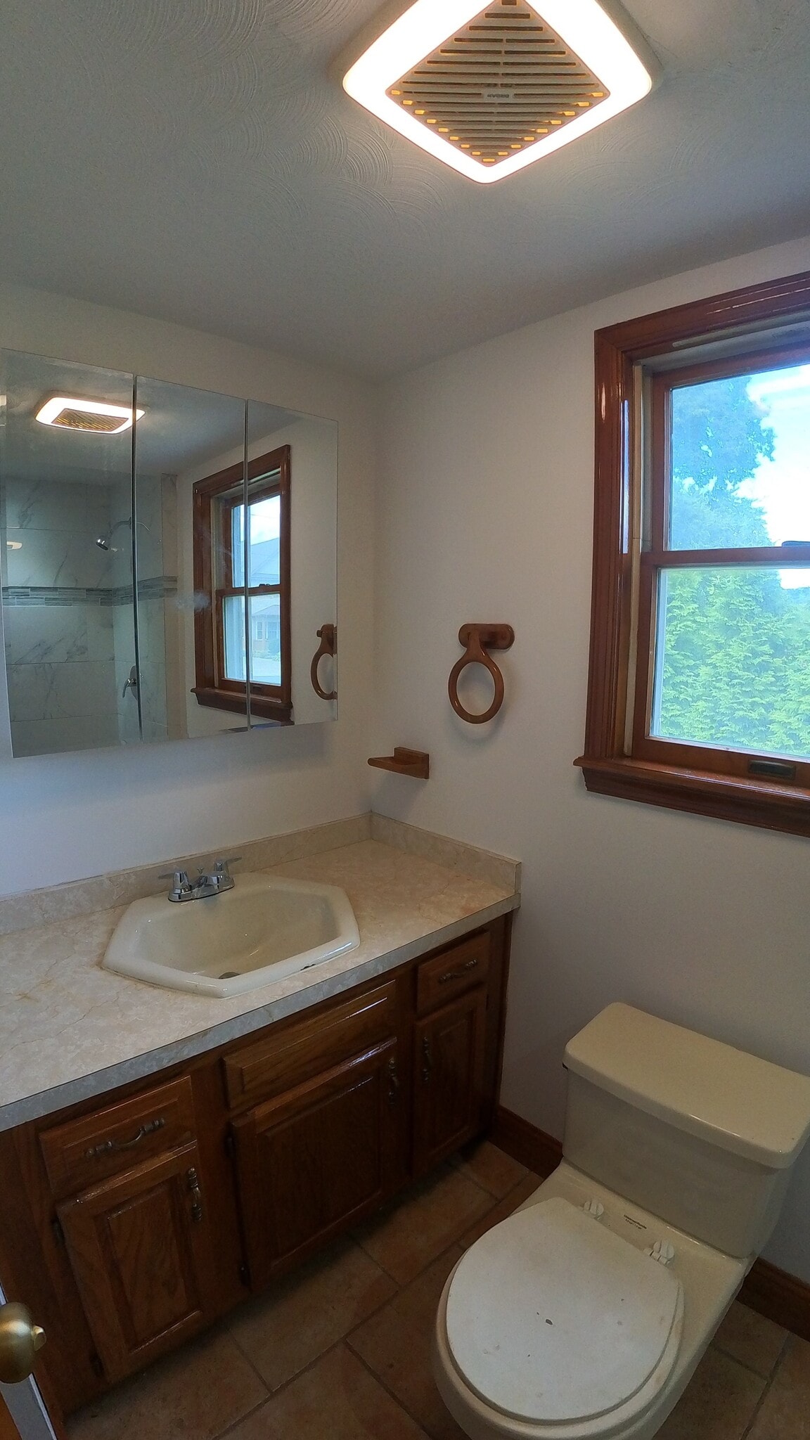 Full Bathroom - 637 E Grant St