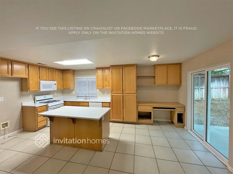 Building Photo - 781 Hillview St