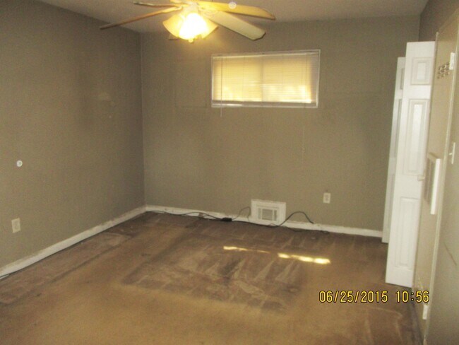 Building Photo - 902 7th St