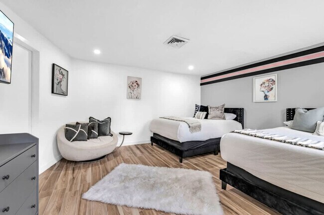 Building Photo - 1006 SE 6th St