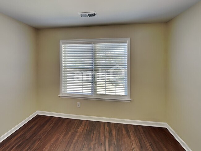 Building Photo - 2814 Sutherland Dr