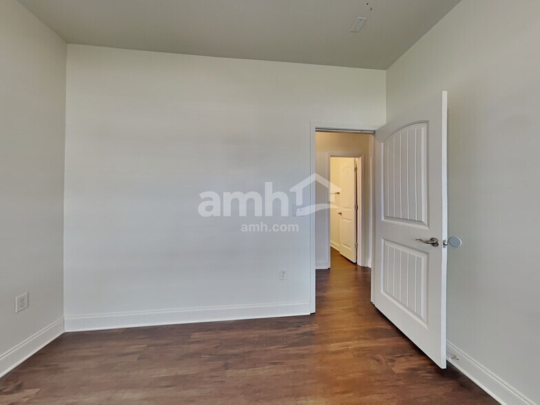 Building Photo - 439 W Rustling Leaves Ln