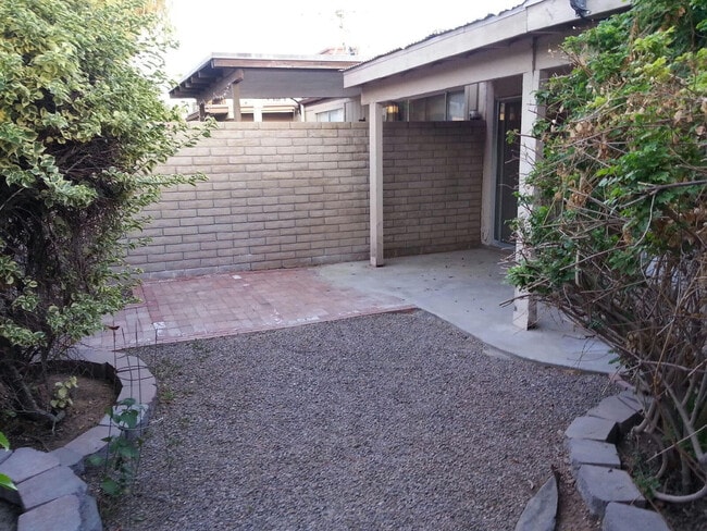 Building Photo - 2 bedroom townhome in Phoenix