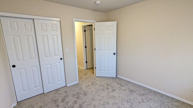 Building Photo - 3 bedroom 2.5 bath home