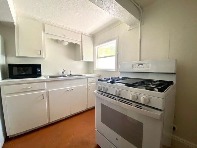 Building Photo - Unique Basement Unit in a Triplex- 309 E. 32nd- Available for July!