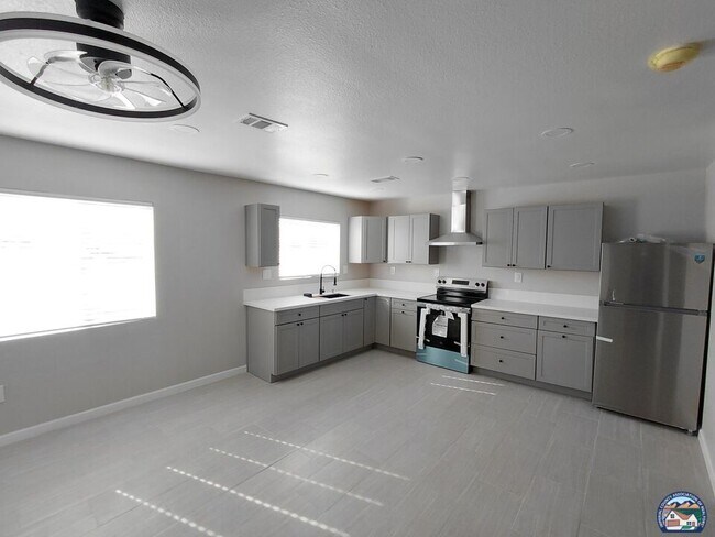 Building Photo - 510 Encinas Ave