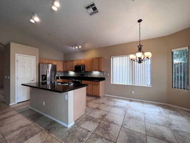 Building Photo - 4 BEDROOM WITH POOL