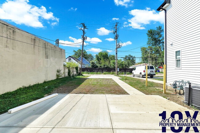 Building Photo - 1213 E Whittier St
