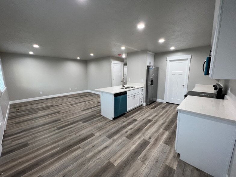 Building Photo - 447 E 625 S
