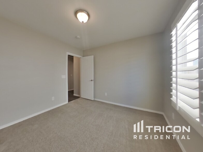 Building Photo - 44305 W McClelland Dr