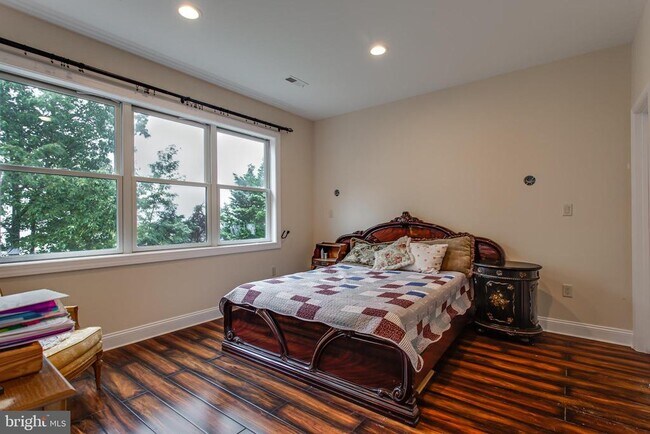 Building Photo - 43840 Bardmore Way