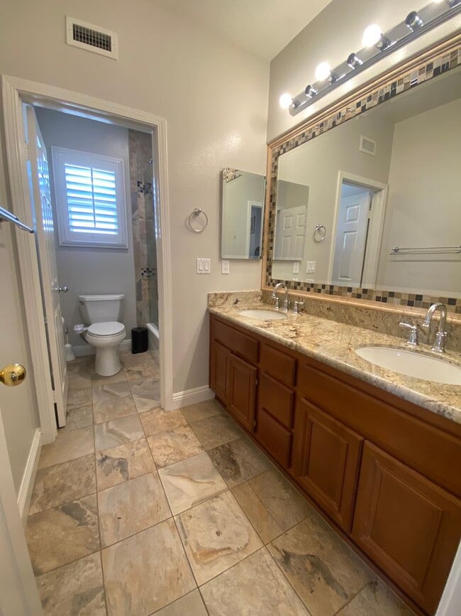 Building Photo - Luxurious 4 Bedroom Fullerton House For Re...