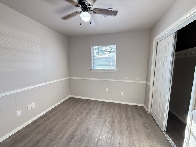 Building Photo - Tulsa 3 Bedroom 1 Bath Duplex with Fenced private Backyard