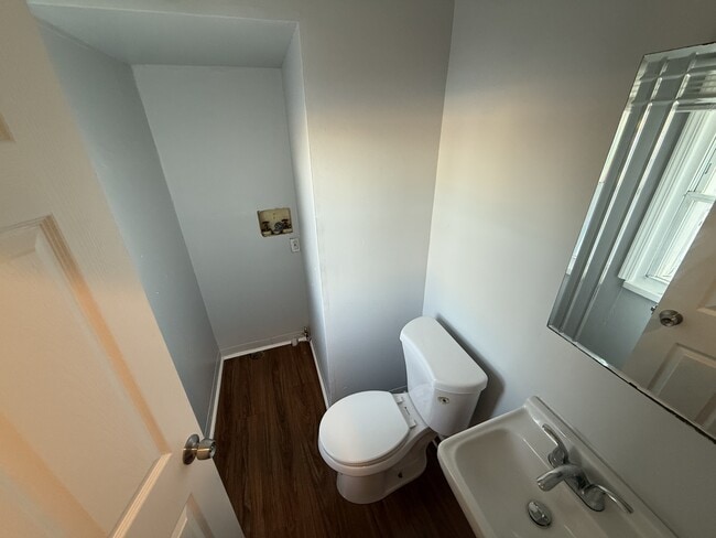 Building Photo - 1104 Baring St