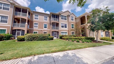 Building Photo - Beautifully updated 2 bed, 2 bath third-fl...