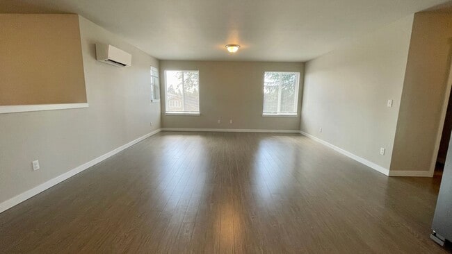Building Photo - Beautiful 3 Bedroom Duplex with Garage!