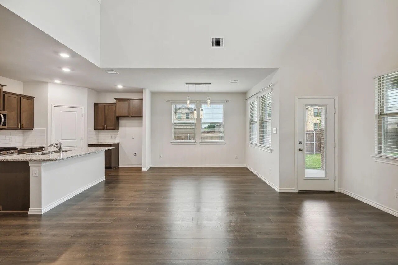 Building Photo - Room in House on Gallop Dr