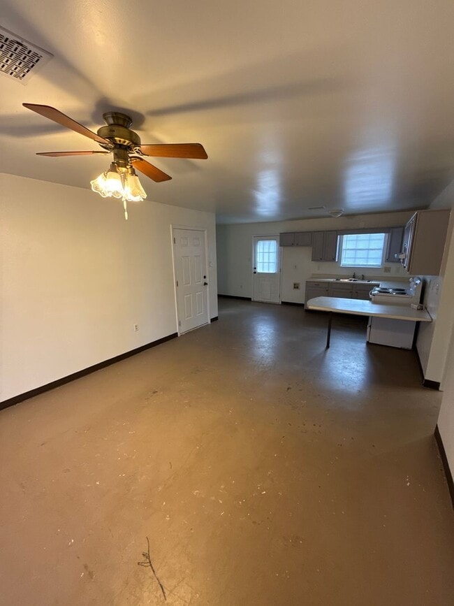 Building Photo - 1002 E 22nd St