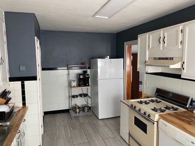 Building Photo - 5453 E 10th St