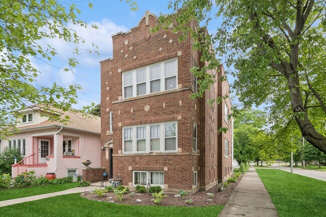 Primary Photo - 919 Dunlop Ave