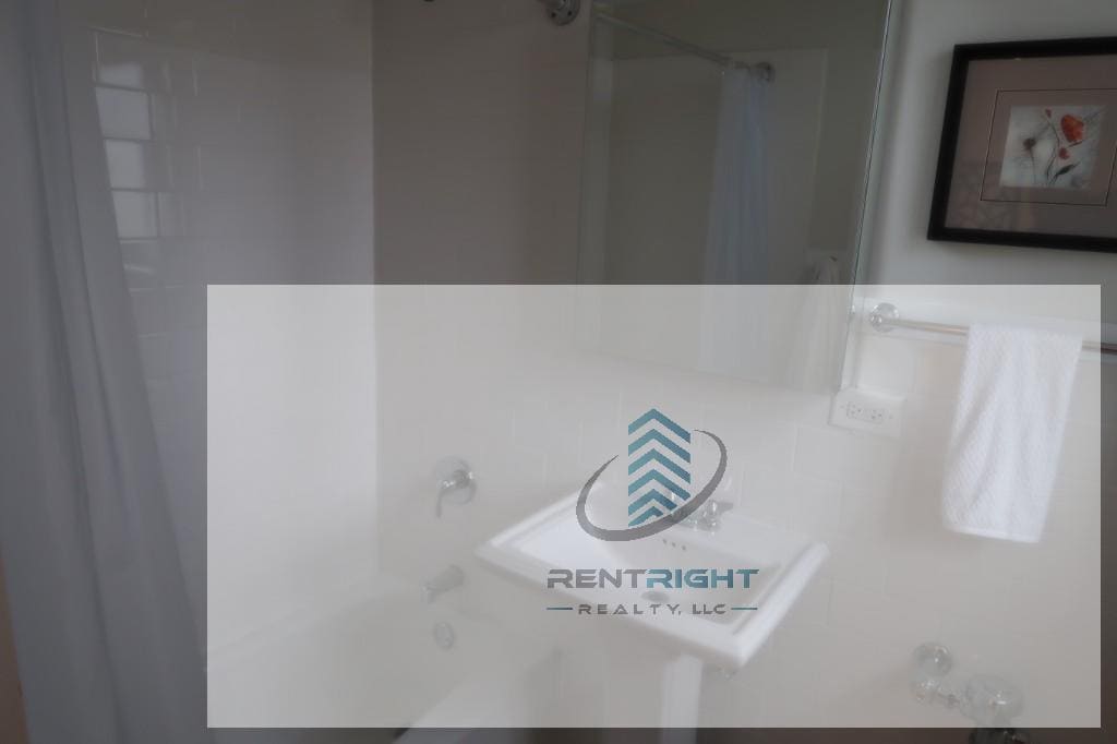 Building Photo - 4526 N Sheridan Rd