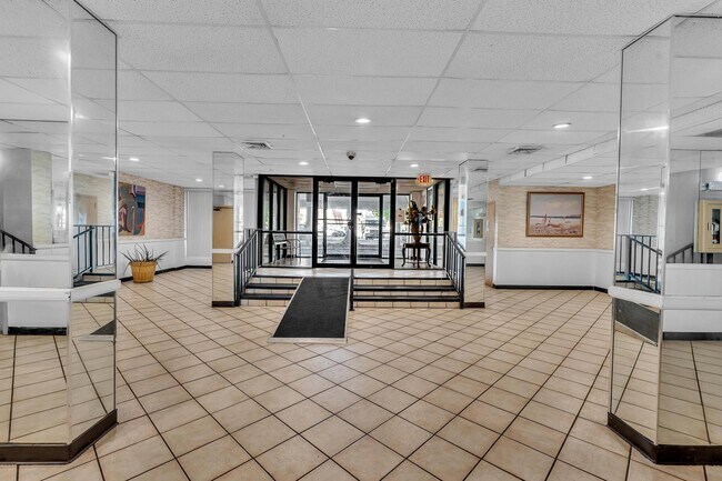 Building Photo - 4158 Inverrary Dr