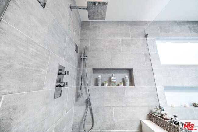 Building Photo - 3769 Greenwood Ave