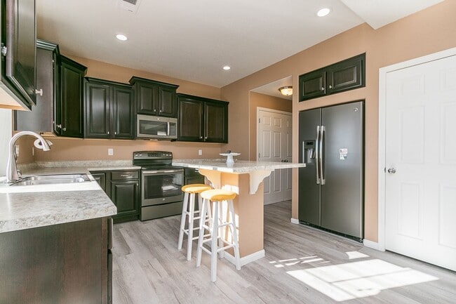 Building Photo - Beautiful 3 Bed 2.5 Bath in Thompson River...