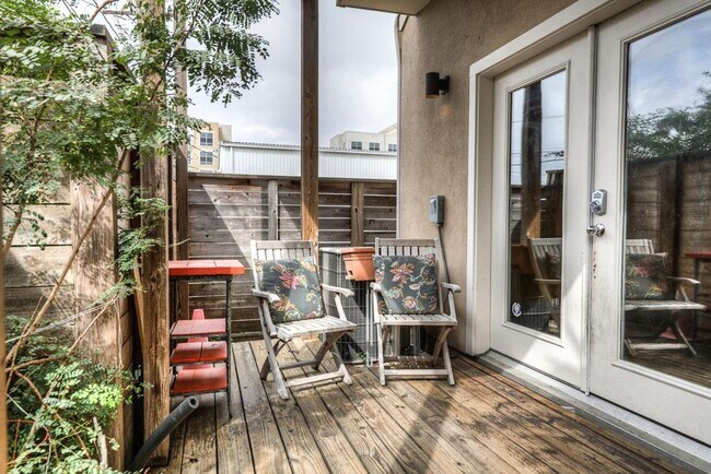 Building Photo - Well-Maintained Union Square Beauty With Skyline Views