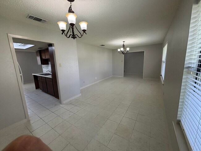 Building Photo - 213 S Dakota St