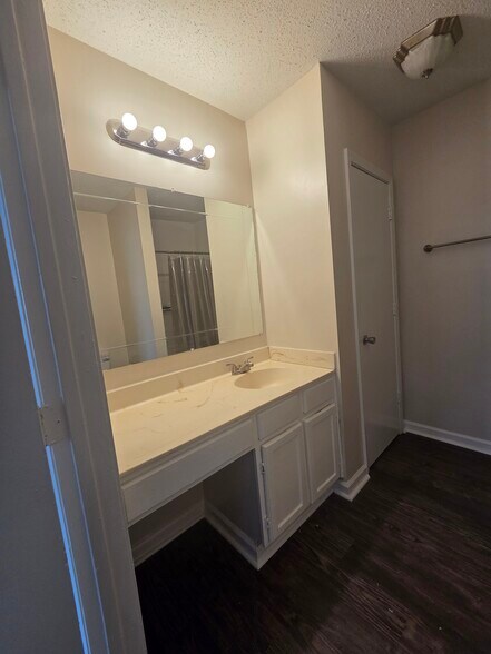 Building Photo - 6043 Green Forest Dr