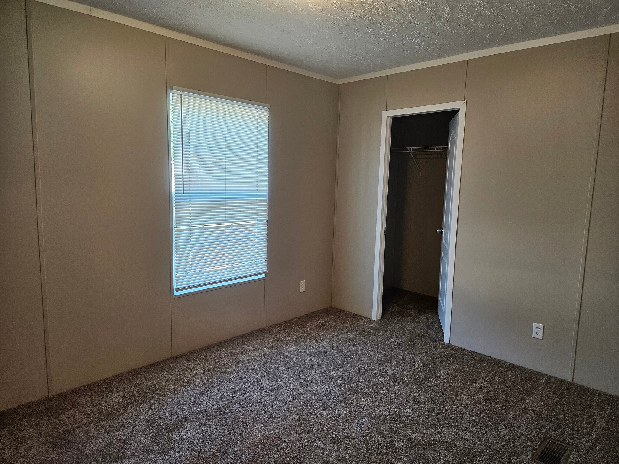 Building Photo - 61 Lynnwood Cir