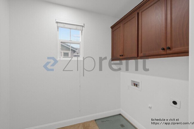 Building Photo - 1271 S Central Pkwy