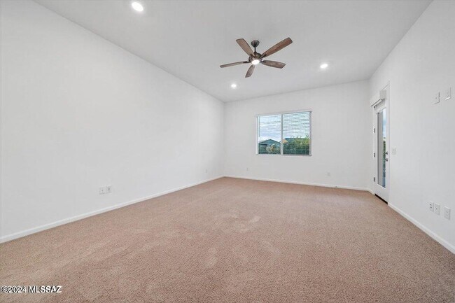 Building Photo - 10623 N Iron Peak Dr