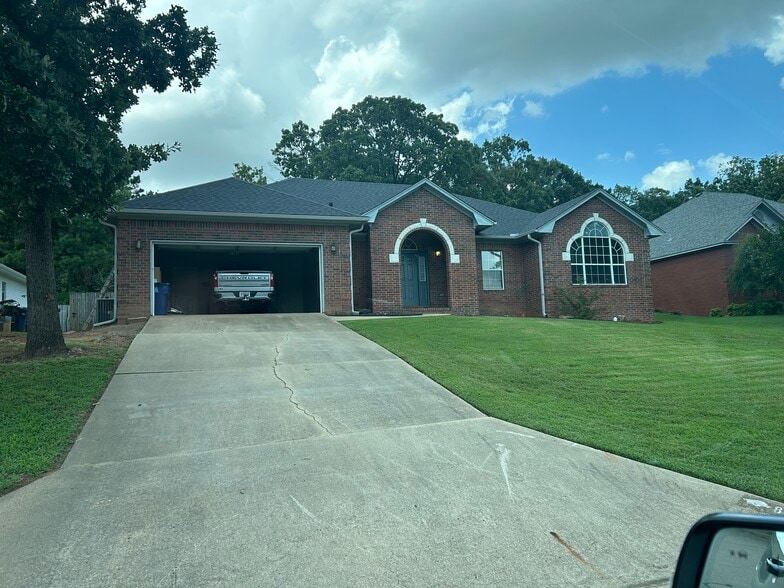 Building Photo - 8709 Canopy Oaks Dr