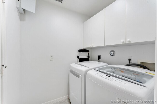 Building Photo - 6887 Viale Elizabeth