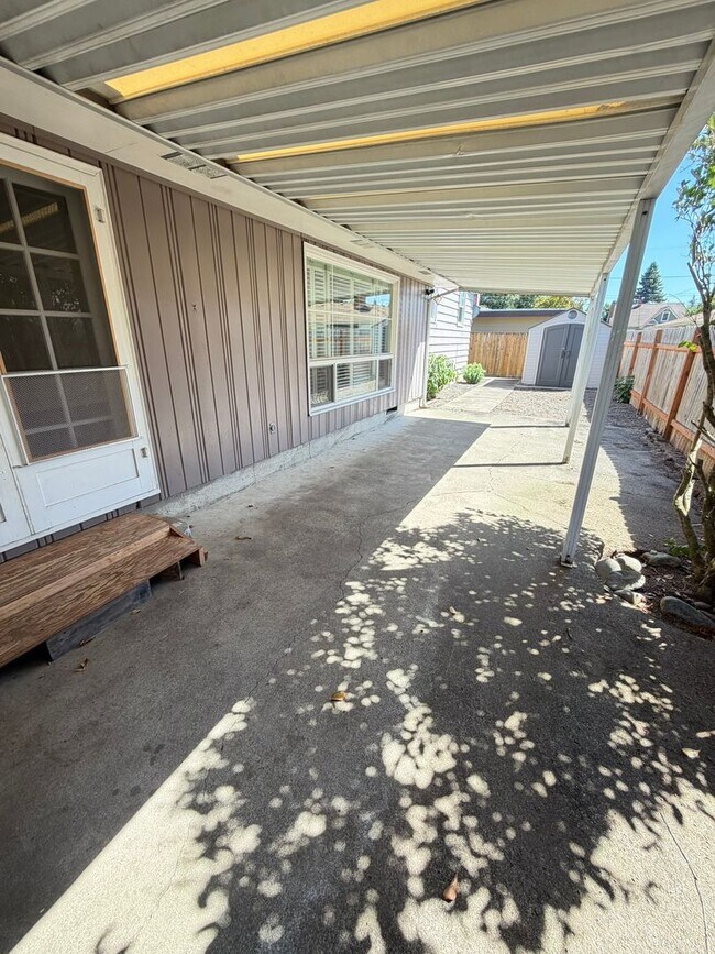 Building Photo - 3 Bedroom on Large corner lot!
