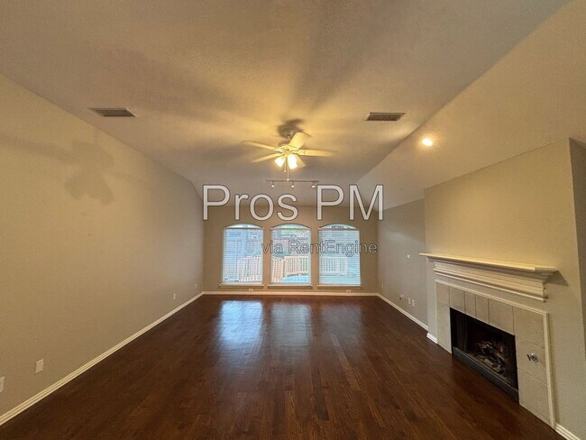 Building Photo - 2921 Meadow Glen Dr