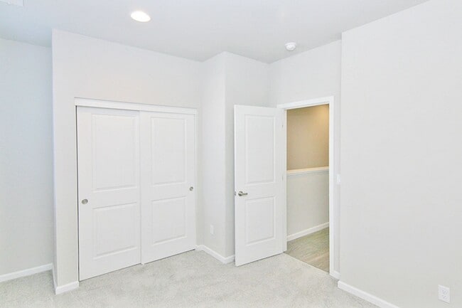 Building Photo - Clean, modern, move-in ready townhouse!