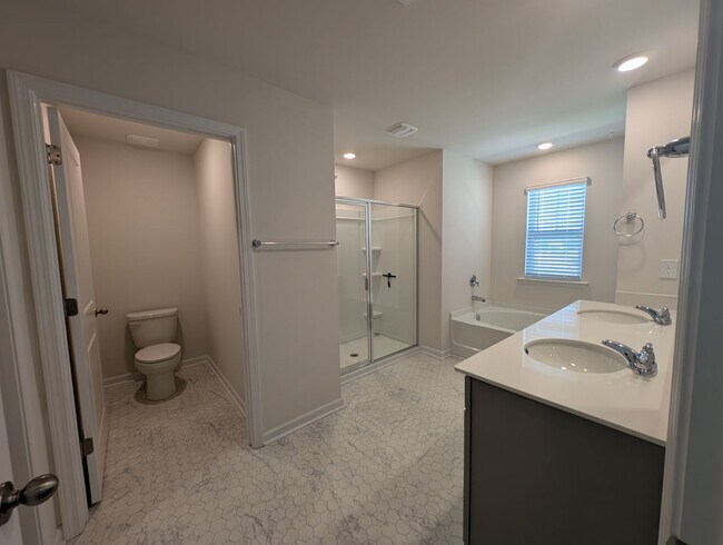 Building Photo - Spacious 2 story, 5 bedroom, 3 bath Home located in Secrest Commons Community!